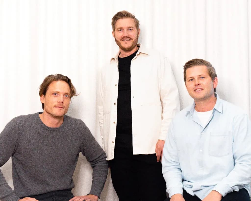 HEMLA:s grundare Jakob Lyckenvik, Axel Möller och Fredrik Hamilton framför en vit gardin